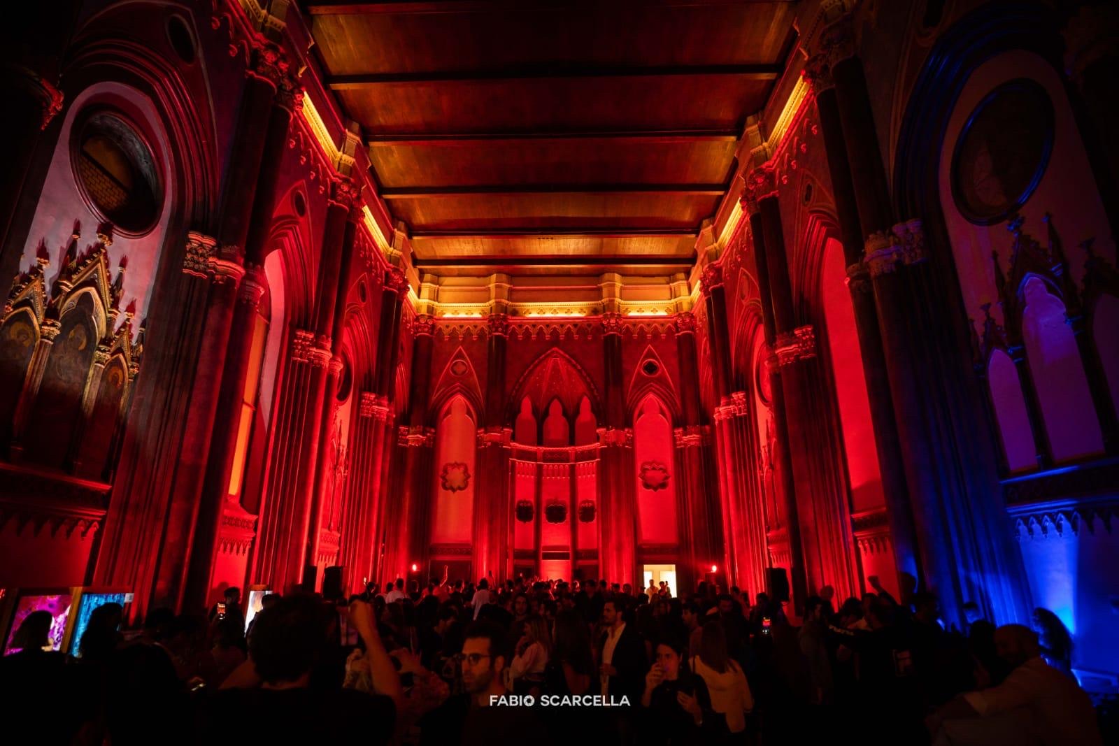 The Church — Unconventional Party: sala storica illuminata di rosso