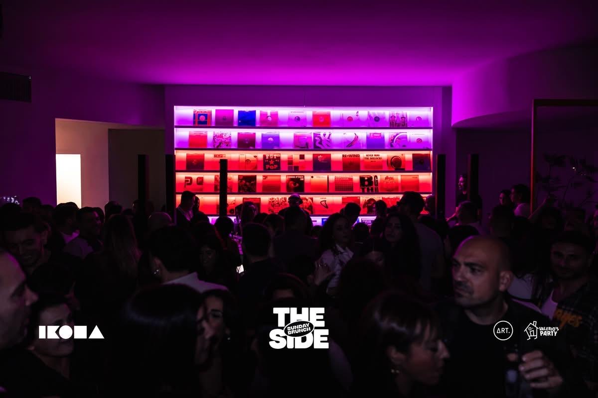 Serata in club con luci al neon durante un evento IKONA